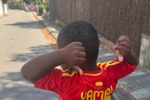 乐鱼直播入口-亚马尔社媒晒弟弟照片：我最喜欢的球员❤️