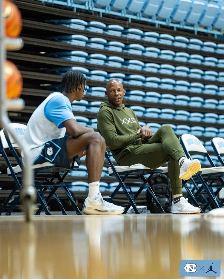 篮球赛事-乔丹代言人到访乔丹母校！雷阿伦现身北卡男篮训练馆